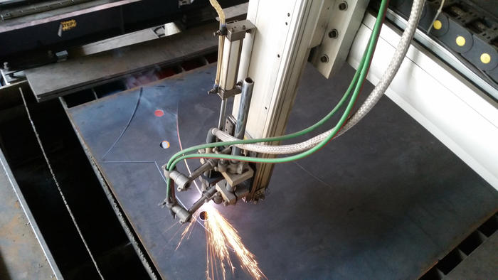 Bước 1: Trang bị máy cắt laser kim loại